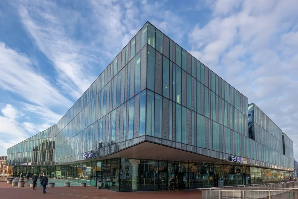 Grote glasgevel van station Delft tot op straatniveau