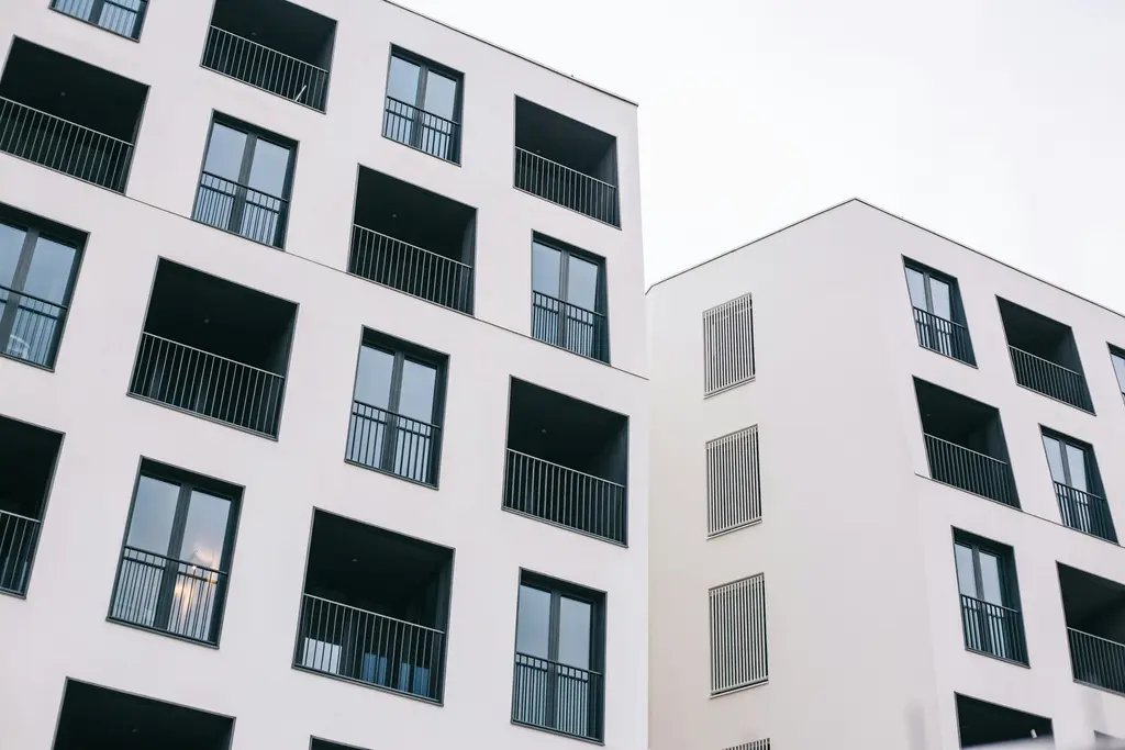 Wit appartementencomplex met ramen en balkons